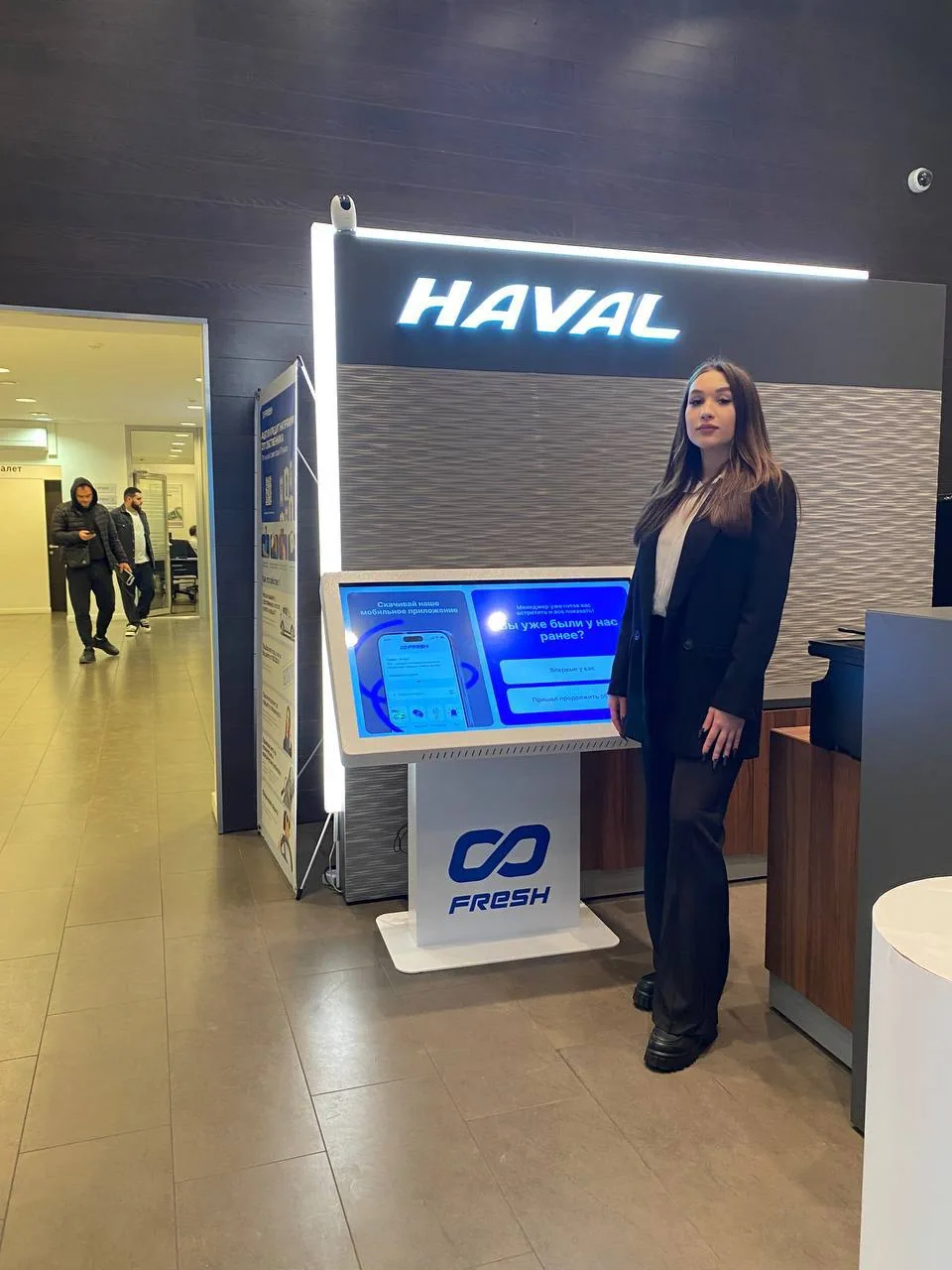 Стойка Fresh в зале HAVAL: на экране вопрос «Вы уже были у нас ранее?»