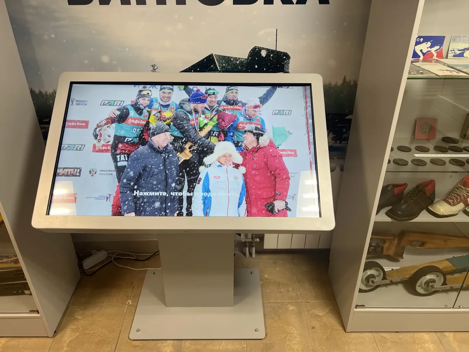 Терминал у стены «Ижевская винтовка»: на заставке фото с пьедестала