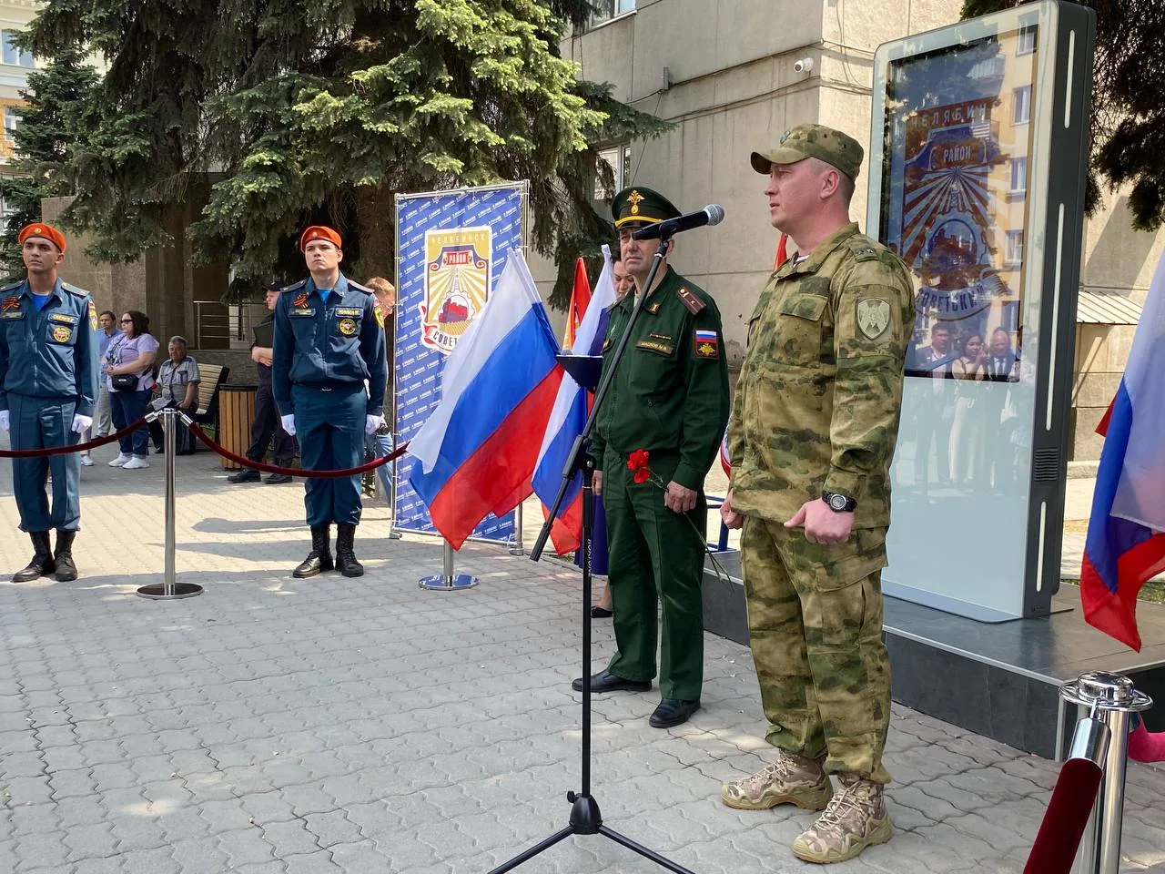 Церемония открытия терминала: военнослужащие, кадеты и жители района