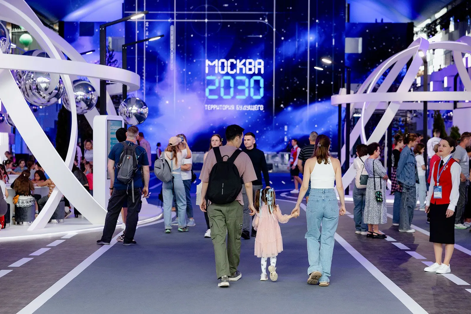 Фестиваль «Москва 2030»: медиастанции в потоке посетителей