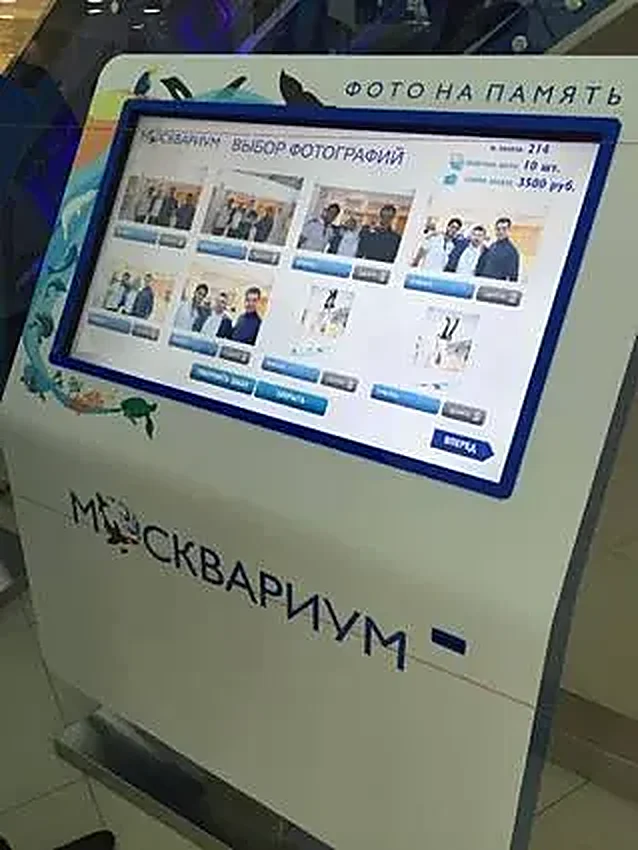 Терминал выбора и покупки фотографий в Москвариуме: экран с фотосессиями посетителей