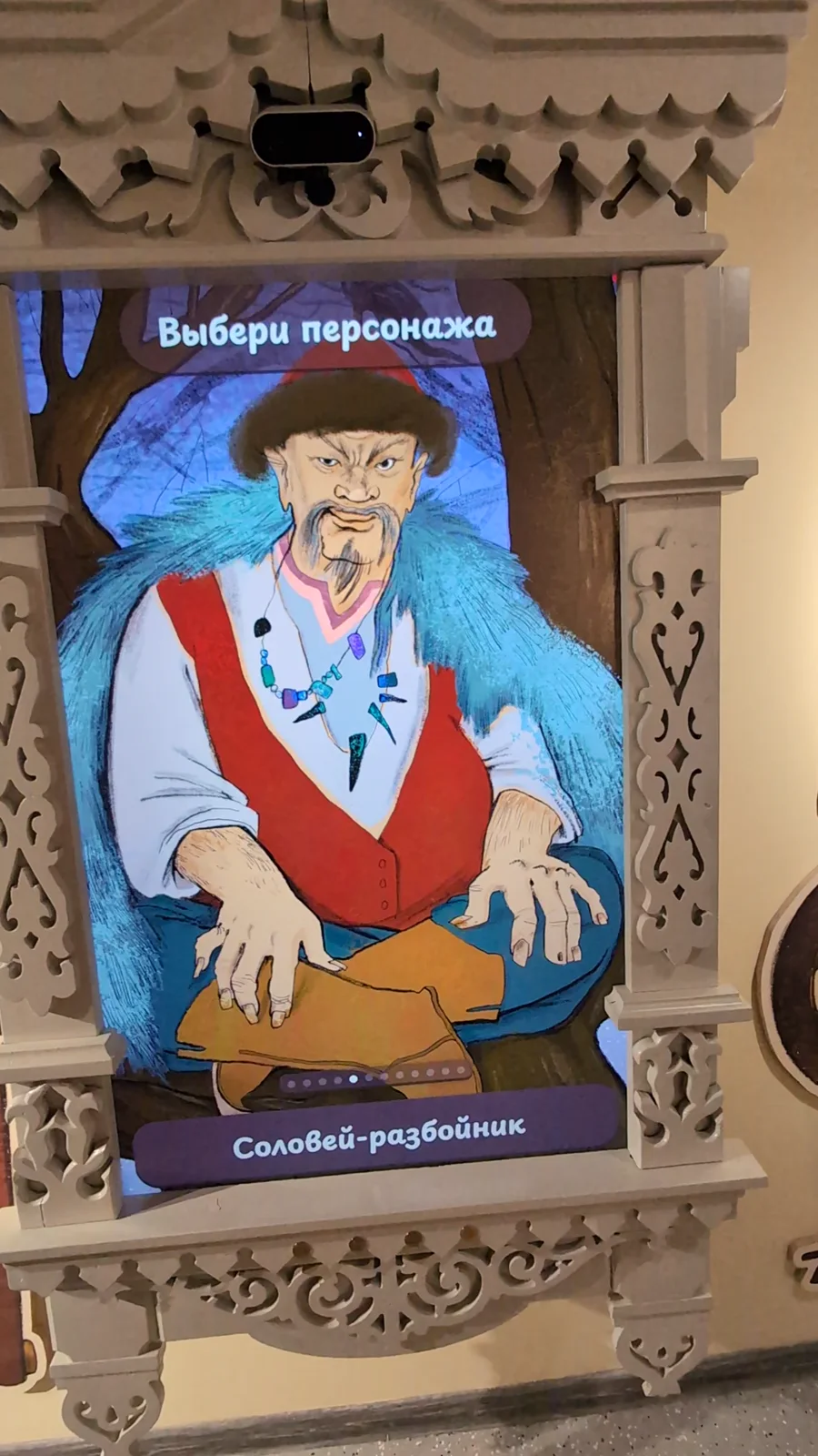 Фотозона «Выбери персонажа» в резном тереме: экран с героями сказок и камера над порталом