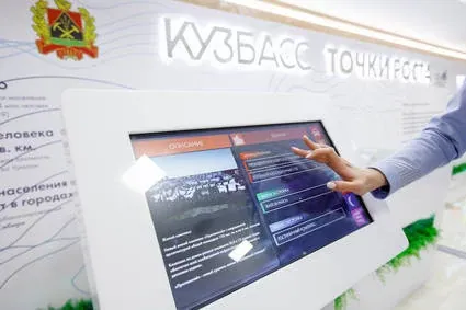Терминал «Кузбасс. Точки роста» у стены со статистикой региона