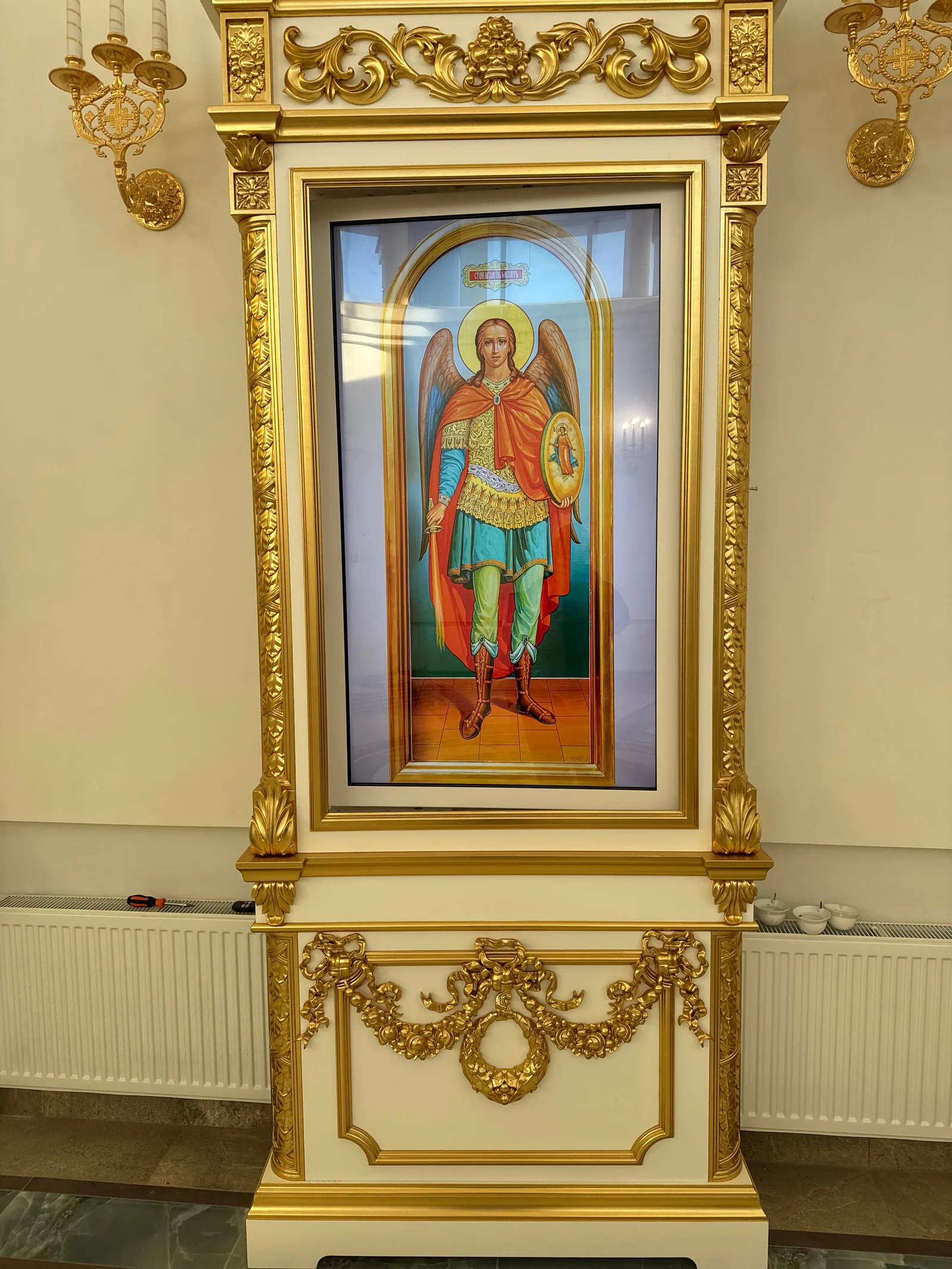 Киот с иконой рядом с экспозиционной зоной
