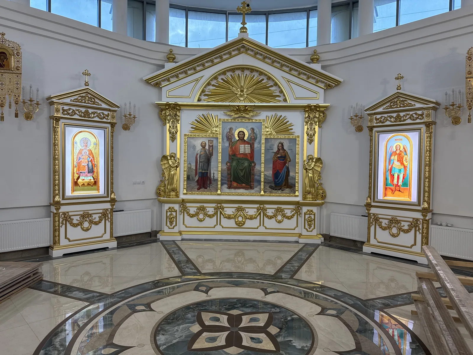 Иконостас зала и оформление пространства