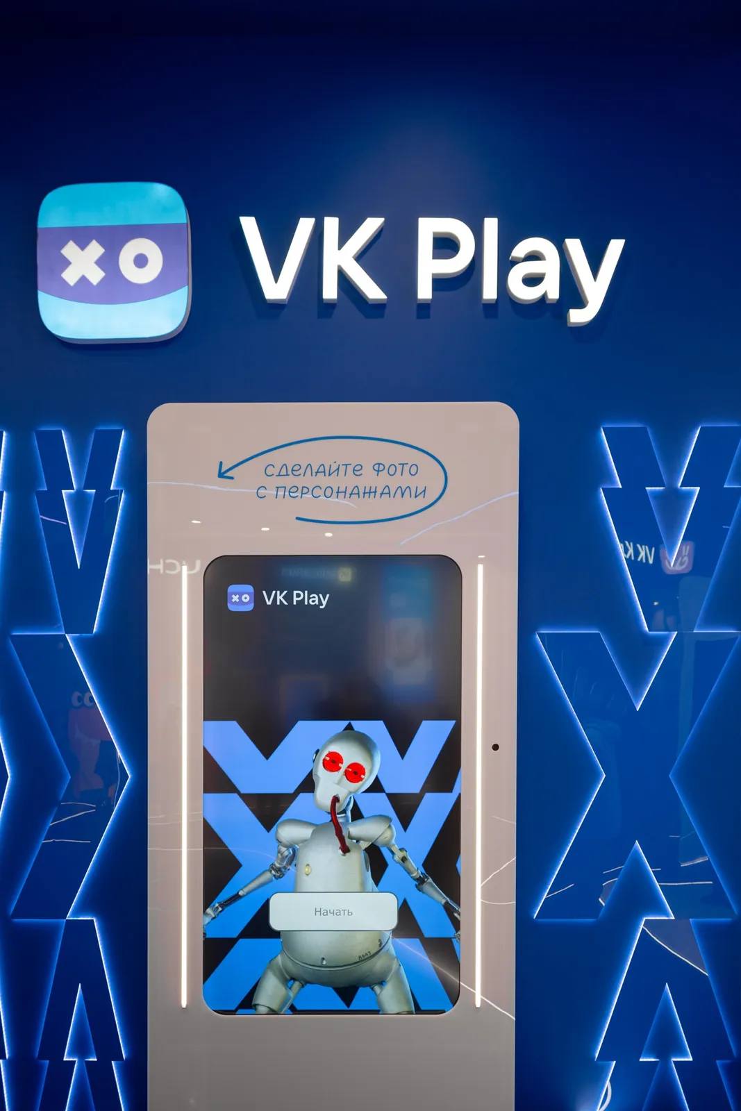 Терминал VK Play целиком: вертикальный экран и фигура-маскот