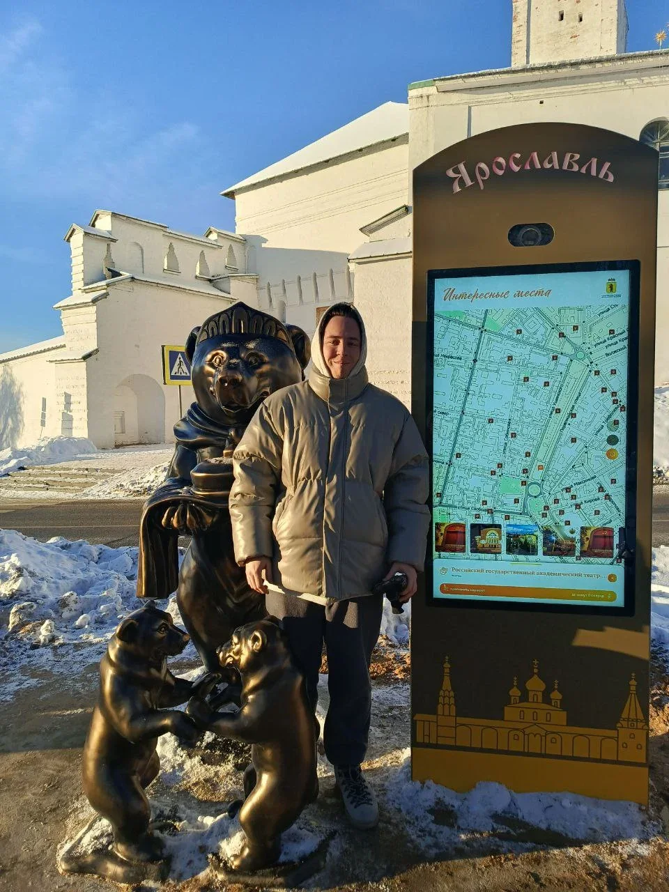 Гость у стелы навигации в центре Ярославля