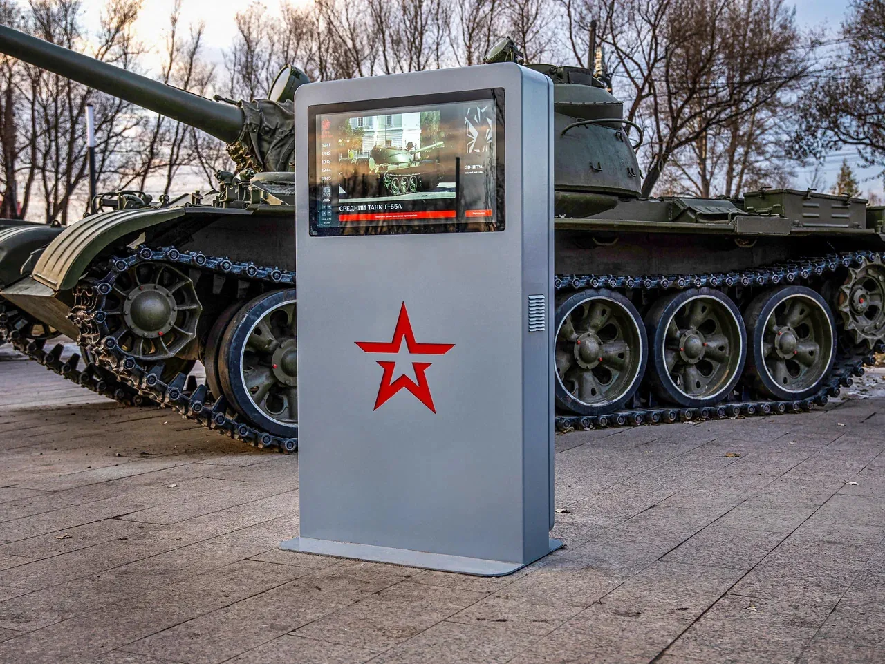 Терминал парка с включённым интерфейсом рядом с танком