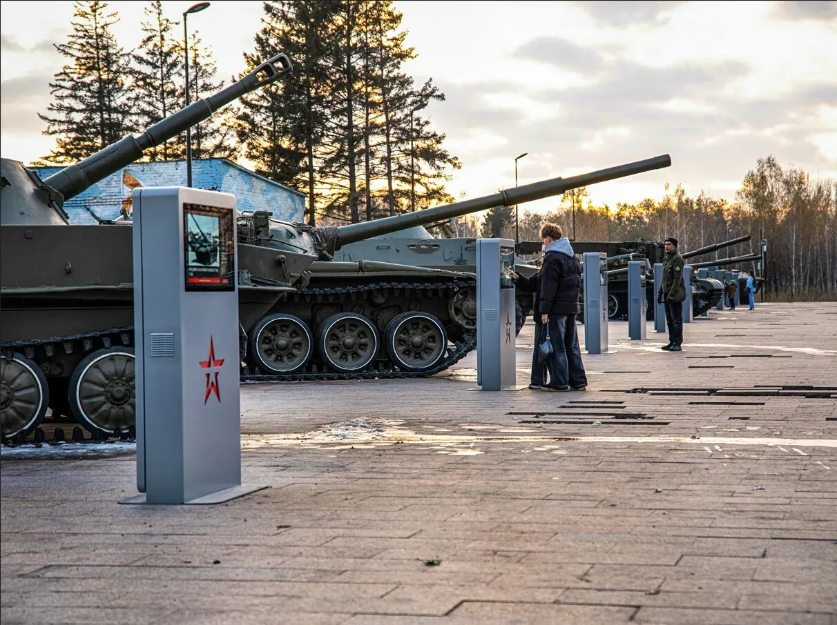 Терминалы вдоль экспозиции военной техники